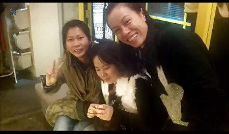 Cô gái tóc vàng và cô bạn trai phim xes gai nhat gân