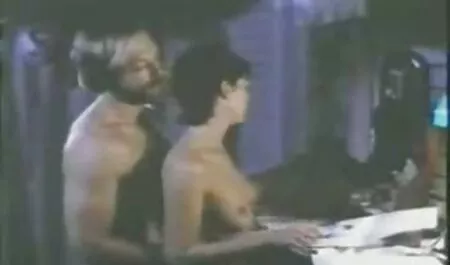 Nhật vui mừng với những ngón tay sex gai xinh nhat ở phía trước máy quay