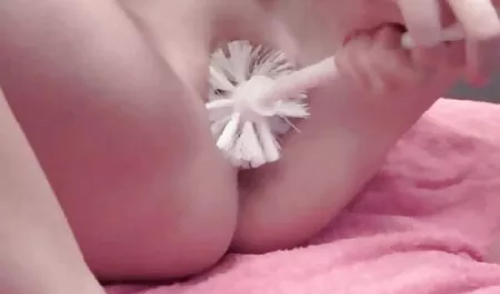 Bốn vít và một núm dit gai nhat xinh vú