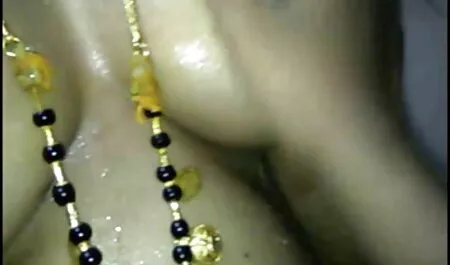 Chính phim sex japan xinh mời bạn bè để thư giãn bể bơi.