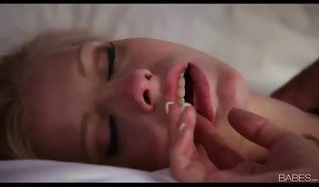 Bàn tay vuốt sex gai nhat lon dep ve cho Nhật bản,