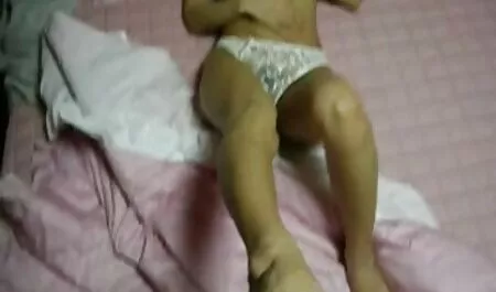 Cô gái gai xinh nhat sex vuốt ve và chơi với một màu hồng